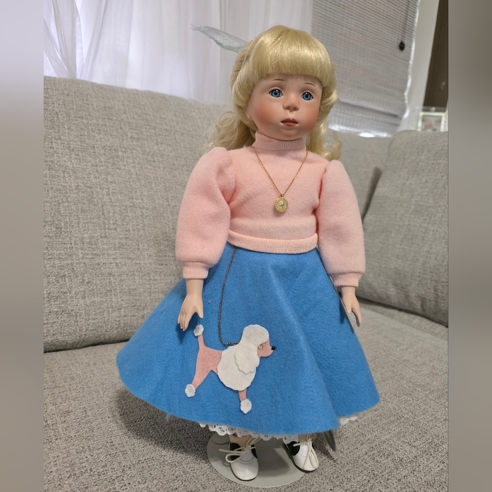 Vintage Ashton Drake Bobbi a Mid Century Music BOX Porcelain Doll - Picture 3 of 11
